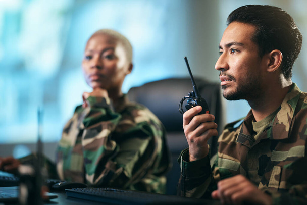 Walkie talkie, wojsko i oddział wojskowy na stacji z komputerem wskazującym kierunek. Technologia, współpraca i żołnierze w sterowni lub poddziale z urządzeniami radiowymi do kontaktu wojennego - Zdjęcie, obraz