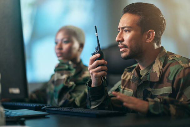 Walkie talkie, επικοινωνία και στρατιωτική ομάδα στο σταθμό με υπολογιστή δίνει οδηγίες. Τεχνολογία, συνεργασία και στρατιώτες σε στρατιωτική αίθουσα ή υποδιαίρεση με ραδιοσυσκευές για πολεμική επαφή - Φωτογραφία, εικόνα