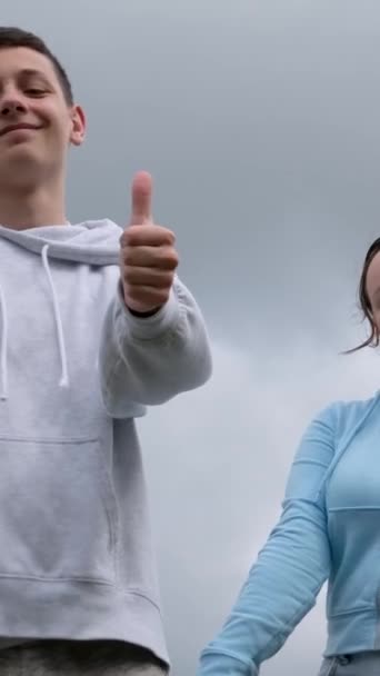 підлітки на фоні неба Щасливий чоловік і жінка з дирндл тримають великі пальці вгору. Ізольовані на білому тлі. Високоякісна фотографія
 - Кадри, відео