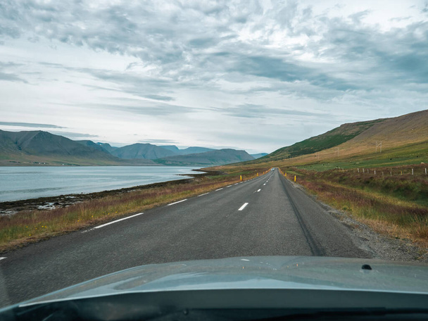 Vista panorámica del viaje por carretera en Islandia. Paisaje islandés durante un viaje en coche a la región de Westfjords. - Foto, imagen