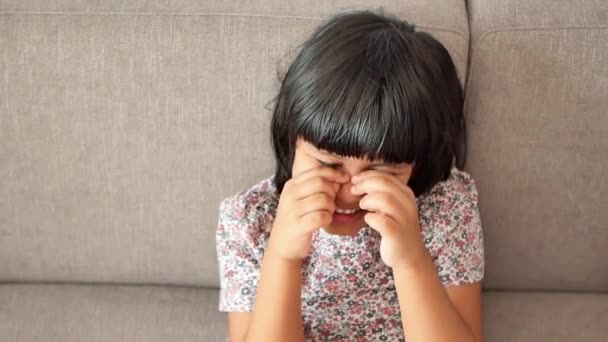 動揺した子供は家のソファに座って泣き , - 映像、動画