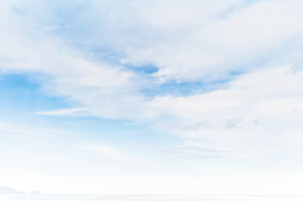 Барвисте хмарне небо на заході сонця. Колір градієнта. Небесна текстура, абстрактний фон природи Пхукет Таїланд. - Фото, зображення