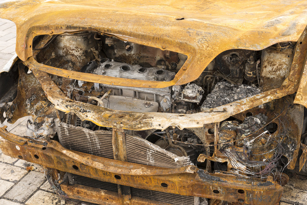 voorkant van uitgebrand verlaten auto - Foto, afbeelding