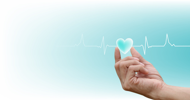Concepto de salud. en forma de corazón en la mano con el icono de ritmo de pulso de línea de latidos del corazón sobre fondo azul, blanco. - Foto, imagen
