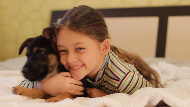 küçük kız yatakta köpek yavrusu - Video, Çekim