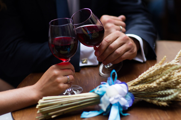 Celebración. Gente sosteniendo vasos de vino
  - Foto, imagen