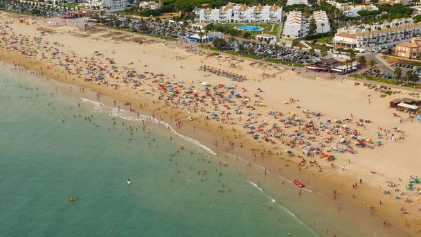 vue aérienne, depuis un parapente, de la plage de Barrosa à Sacti Petri, Cadix, Espagne - Photo, image