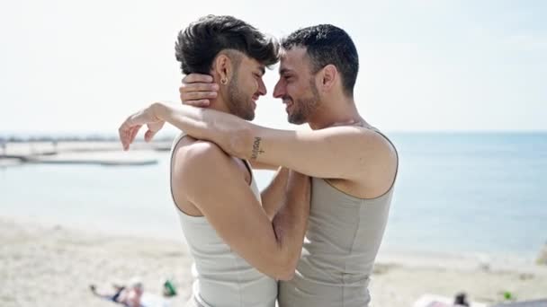 Dva muži pár usměvavý jistý objímání navzájem na pláži - Záběry, video