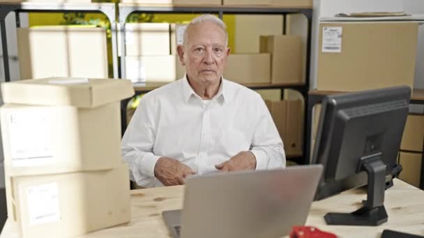 Ανώτερος γκριζομάλλης επιχειρηματίας ηλεκτρονικού εμπορίου χρησιμοποιώντας φορητό υπολογιστή κάθεται με τα χέρια σταυρωμένα χειρονομία στο γραφείο - Πλάνα, βίντεο