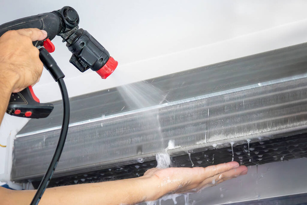 Reinigungsservice für Klimaanlagen mit Wasserspray - Foto, Bild