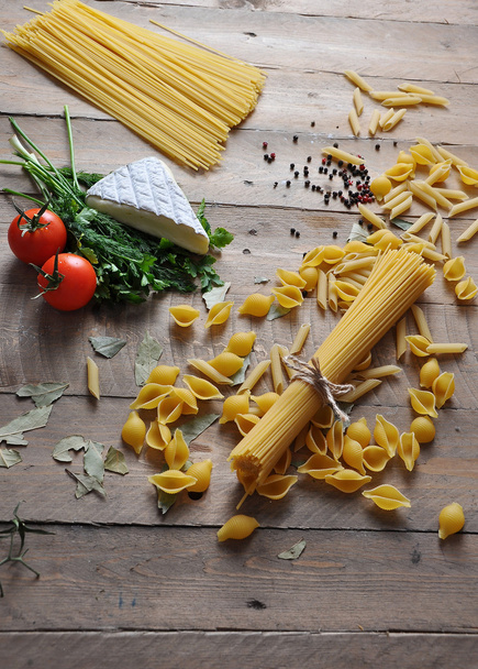 Queso Brie con eneldo de hierbas y perejil con diferentes tipos de fideos espaguetis
 - Foto, Imagen