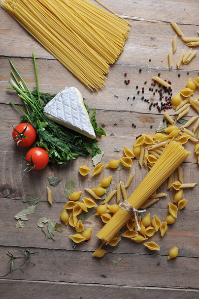 Hermelín s bylinkami kopr a petržel s různými typy špagety nudle - Fotografie, Obrázek