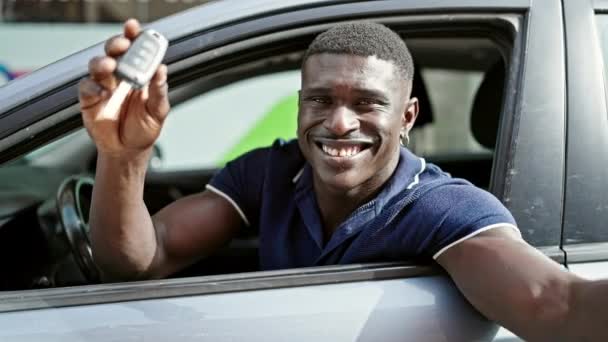 Африканський американець тримає ключ від нової машини святкування на вулиці - Кадри, відео