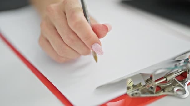 Joven mujer rubia trabajadora de negocios escribiendo en documento en la oficina - Metraje, vídeo