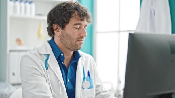 Jonge Spaanse man arts met laptop gestrest voor cervicale pijn in de kliniek - Video