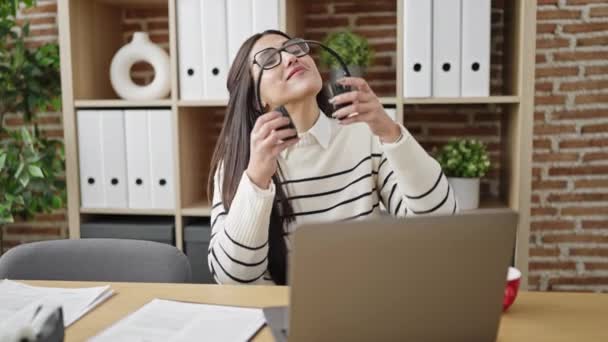 Fiatal gyönyörű spanyol nő üzleti dolgozó miután video hívás az irodában - Felvétel, videó