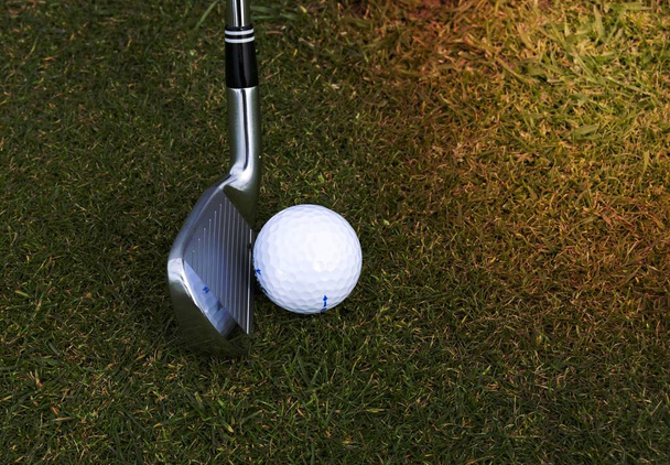 Silver Wedge Golf Club vedle míče - Fotografie, Obrázek