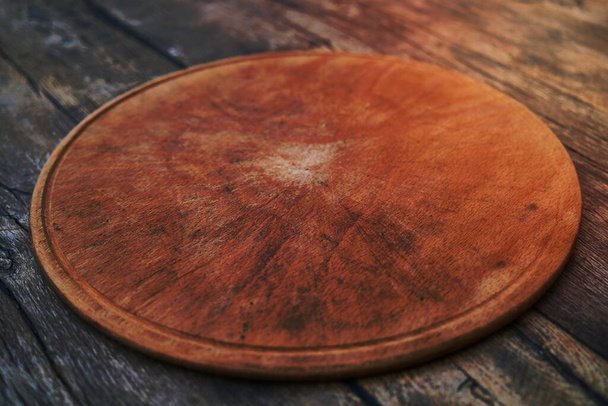 Dřevěná pizza servírovací talíř - Fotografie, Obrázek