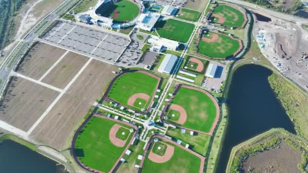 Letecký pohled na venkovní hřiště s novými baseballovými stadiony na Floridě. Americká sportovní infrastruktura. - Záběry, video