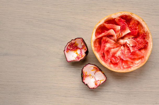 З'їли грейпфрут і залишки фруктів
 - Фото, зображення