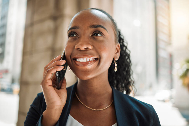 Vrolijke zwarte vrouw, telefoongesprek en stad voor discussie, communicatie of netwerken. gezicht van Afrikaanse vrouwelijke persoon glimlach en praten op smartphone voor zakelijke gesprekken of advies in een stedelijke stad. - Foto, afbeelding