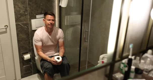 Aranyérben szenvedő férfi WC-n. Hasmenéses fickó hasi fájdalommal vagy görcsökkel - Felvétel, videó