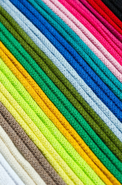 Fios turcos. Uma paleta brilhante de fios de algodão multicoloridos para macrame. - Foto, Imagem