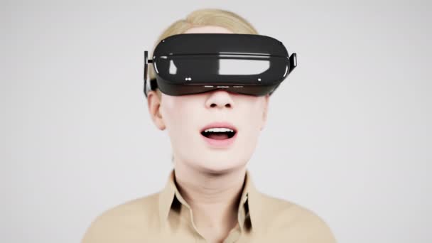 Teknoloji, online oyun, eğlence, sanal dünya üç boyutlu simülasyon. VR gözlüklü bin yıllık kadın stüdyoda tek başına beyaz bir arka planda oynuyor.. - Video, Çekim