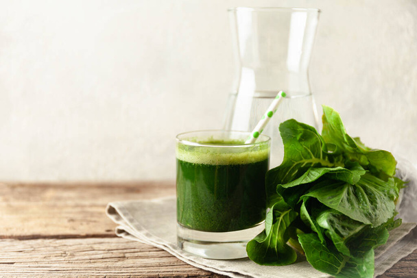 Healthy green smoothie on vintage wooden table. Fresh detox nutrient. - Fotografie, Obrázek