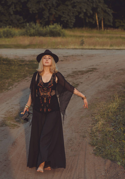 Циганський стиль для жінок. Ілюстрація вінтажного чеського стилю, пані в чорних штанях, федора капелюх і блискуча блузка - Фото, зображення