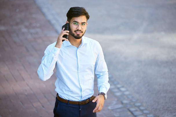Портрет, індійський чоловік і телефонний дзвінок з професіоналом на відкритому повітрі для спілкування з кар'єрою. Техніка, подорожі та бізнесмен у місті або портрет з розмовами про технології або роботи на вулиці - Фото, зображення