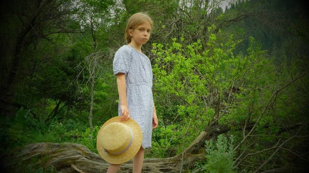 Foto de comprimento total de uma jovem segurando um chapéu de palha em suas mãos. Foto de alta qualidade - Foto, Imagem