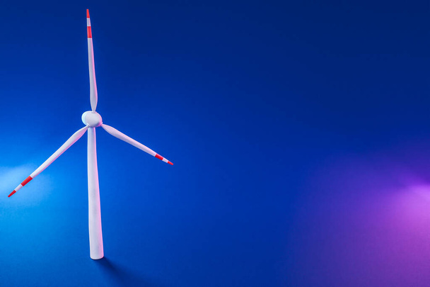 barevné pozadí; miniaturní koncept udržitelnosti větrného mlýna obnovitelné energie; 3D ilustrace - Fotografie, Obrázek