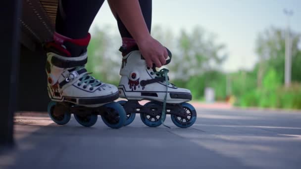 fiatal hipster lány visel görkorcsolya kötött csipke korcsolyapark előtt korcsolyázás utca extrém sport közelkép lábak - Felvétel, videó