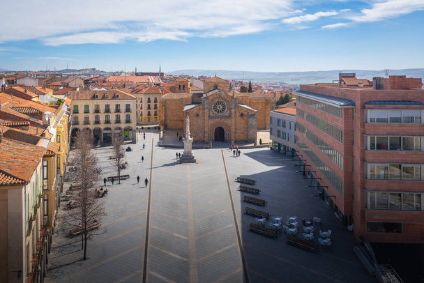 Luchtfoto van Plaza del Mercado Grande Square met San Pedro kerk - Avila, Spanje - Foto, afbeelding