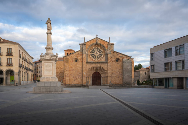 Kerk van San Pedro op het plein Plaza del Mercado Grande met monument Palomilla - Avila, Spanje - Foto, afbeelding