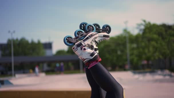 roller drome skate park rolki na tle nieba zbliżenie szczegółów street sport extreme - Materiał filmowy, wideo