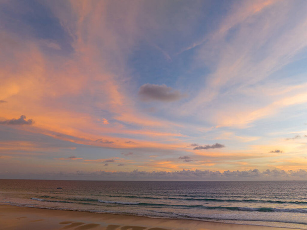 Luftpanorama-Szene romantischer rosa Himmel bei Sonnenuntergang am Strand von Karon. - Foto, Bild