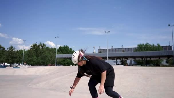 dziewczyna na wrotkach i kask ochronny na drome rolki spada asfalt podczas jazdy kontuzji aktywnego wypoczynku hobby - Materiał filmowy, wideo