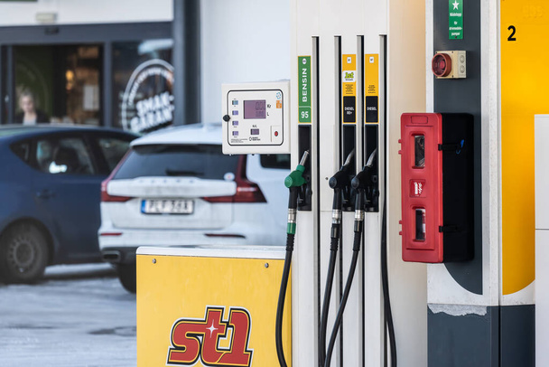 Γκέτεμποργκ, Σουηδία - 04 Φεβρουαρίου 2023: Αντλία αερίου με φυσικό αέριο και ντίζελ καθώς και οικολογικό ντίζελ. - Φωτογραφία, εικόνα