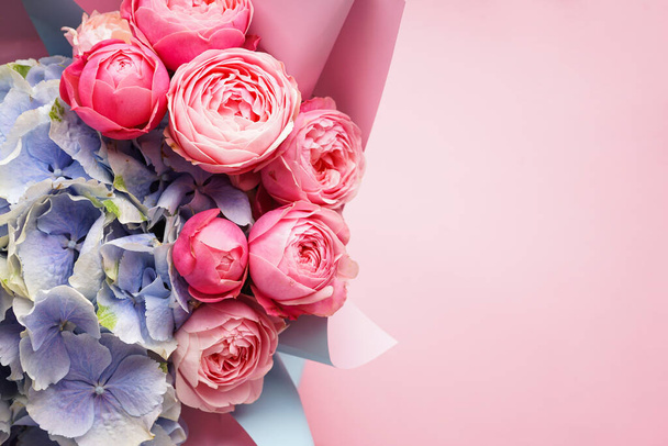 Buquê de rosas de peônia com hortênsia em um fundo rosa, espaço para texto. Depósito plano. - Foto, Imagem