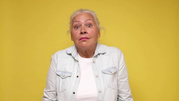 Yaşlı Avrupalı bir kadın şüphecilik ve güvensizlikle bakar, duyduklarına inanmaz. Stüdyo çekimi - Fotoğraf, Görsel