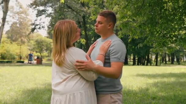 портрет влюбленной пары мужчина и беременная женщина обнимаются, ожидая нового дополнения к счастливой семье - Кадры, видео