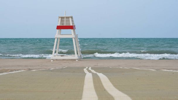 Strand hozzáférés mat hengerelt ki a homokon a Michigan-tó strandján.                 - Fotó, kép