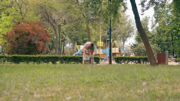 padre e hija padre lleva a un niño travieso que es caprichoso en el parque de vacaciones familiares - Metraje, vídeo