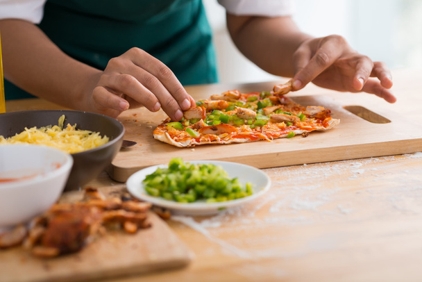 Kokki tekee pizzaa keittiössä - Valokuva, kuva