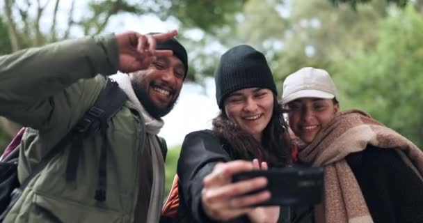 Amis, heureux ou randonneurs prenant un selfie tout en faisant de la randonnée en plein air dans la nature en partageant l'expérience sur les médias sociaux. Hiver, forêt ou personnes actives prendre une photo ou une photo tout en trekking ensemble. - Séquence, vidéo