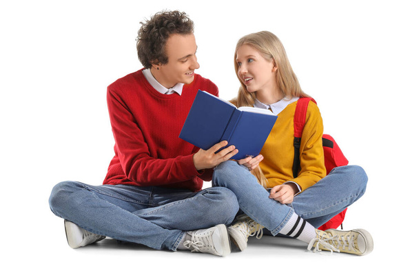 Teenage pár čtení knihy na bílém pozadí - Fotografie, Obrázek