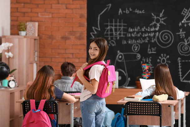 Κοριτσάκι με σακίδιο στην τάξη - Φωτογραφία, εικόνα