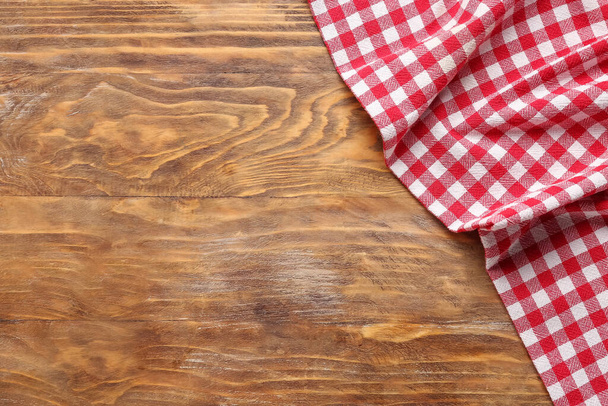 rood geruite servet op houten ondergrond - Foto, afbeelding
